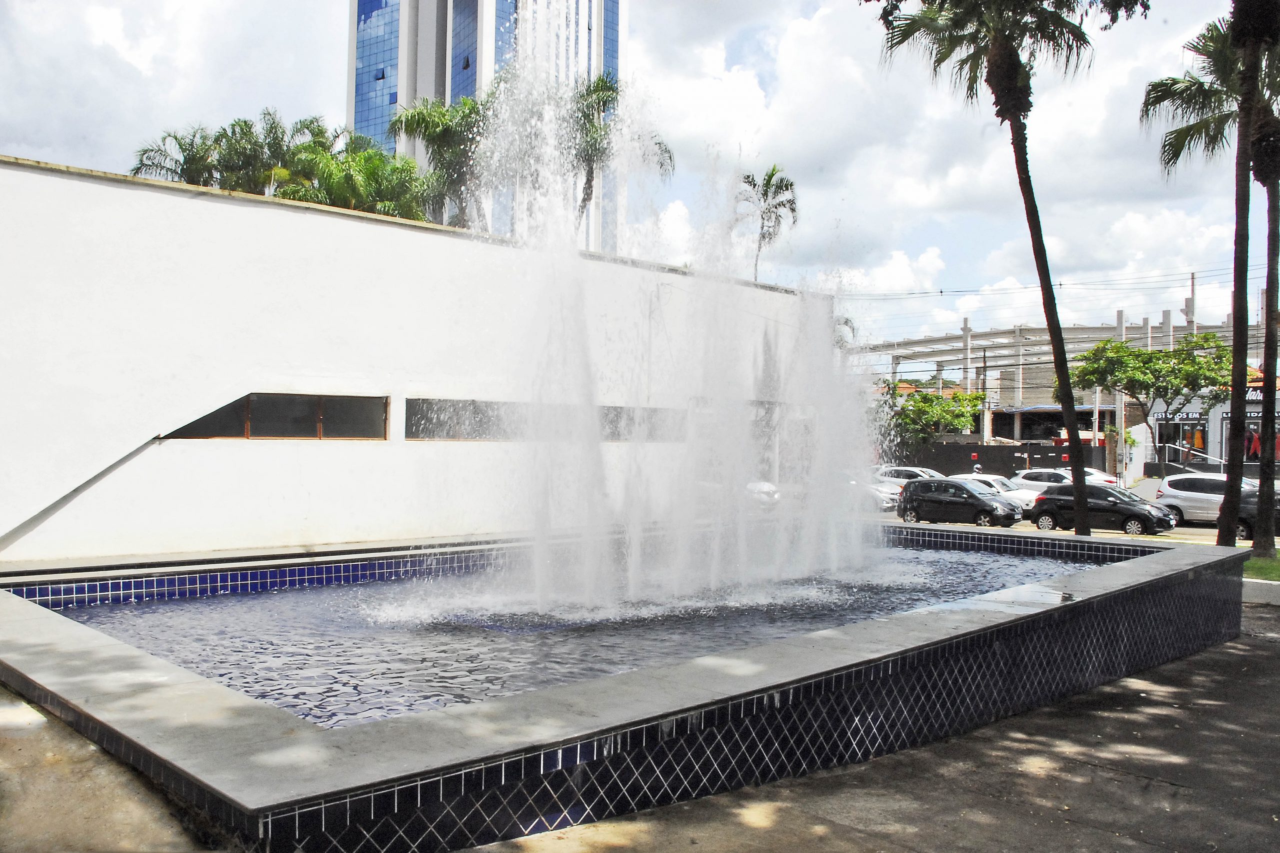 Após mais de cinco anos desativado, chafariz do Teatro Municipal Dr. Losso Netto é revitalizado