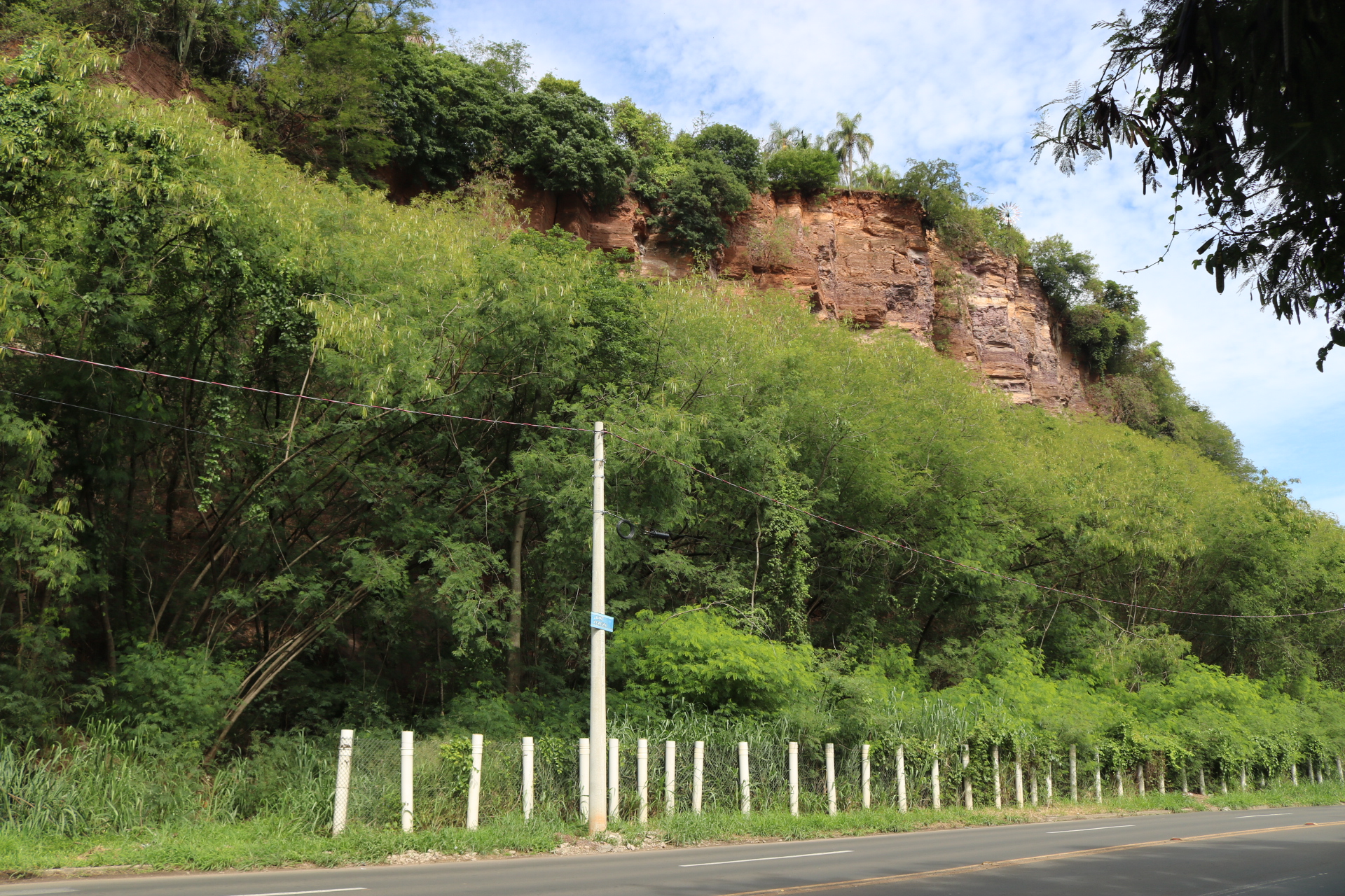 Equipe da Prefeitura vistoria Pedreira do Bongue para avaliar obras e conter possíveis deslizamentos
