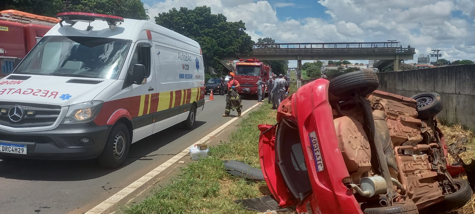 Congestionamento por capotamento de carro gera engavetamento em rodovia de Piracicaba (SP)