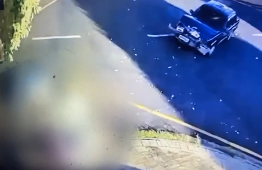 Caixão e corpo ‘voam’ após acidente com carro funerário; veja o vídeo
