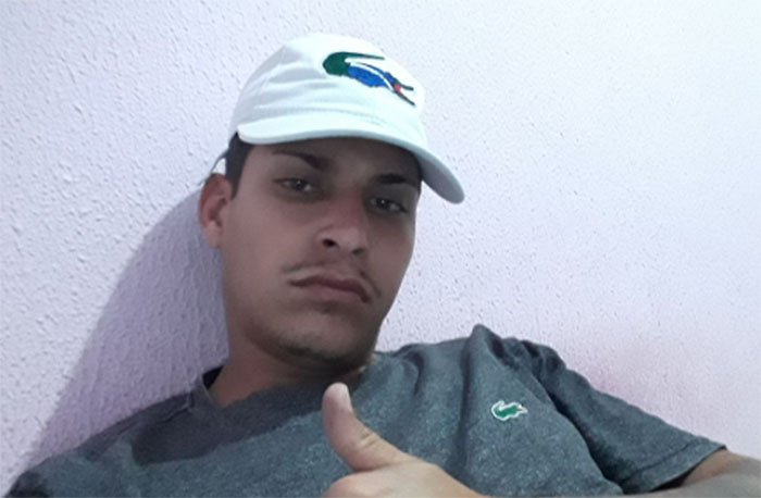 Jovem de 25 anos morre e namorada fica ferida após motocicleta colidir contra árvore