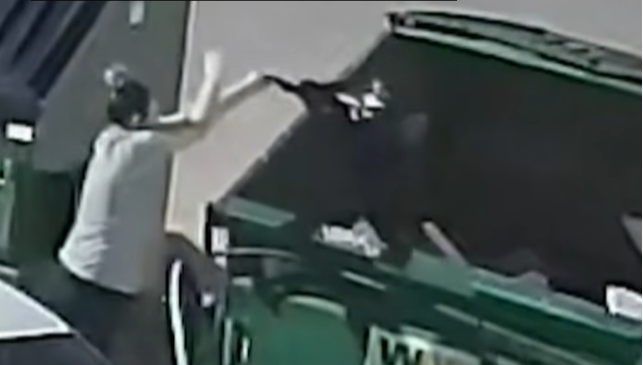 Câmera filma adolescente jogando bebê vivo em lixeira e acaba presa