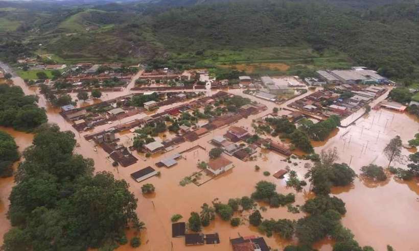 Em Minas, Rio Piracicaba atinge oito metros de profundidade, alaga cidades e derruba ponte