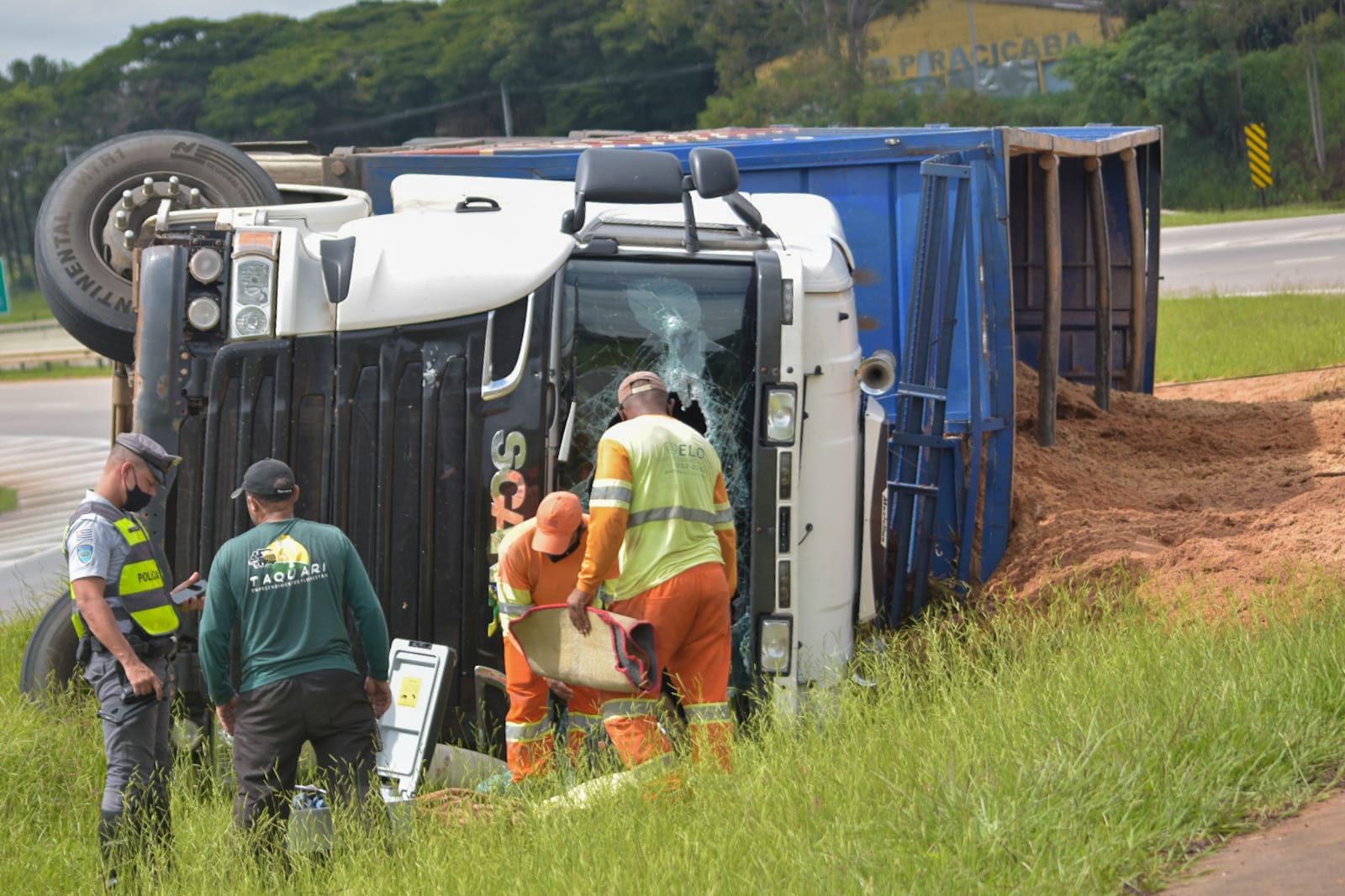 Carreta carregada com areia tomba na Rodovia do Açúcar, em Piracicaba (SP)