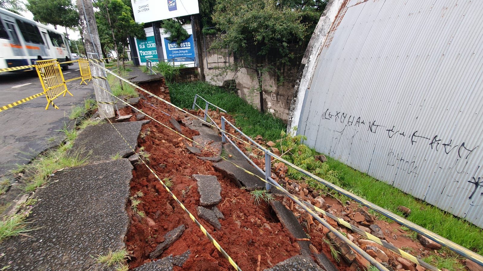 Erosão em barranco engole calçada e se aproxima da Avenida Independência, em Piracicaba
