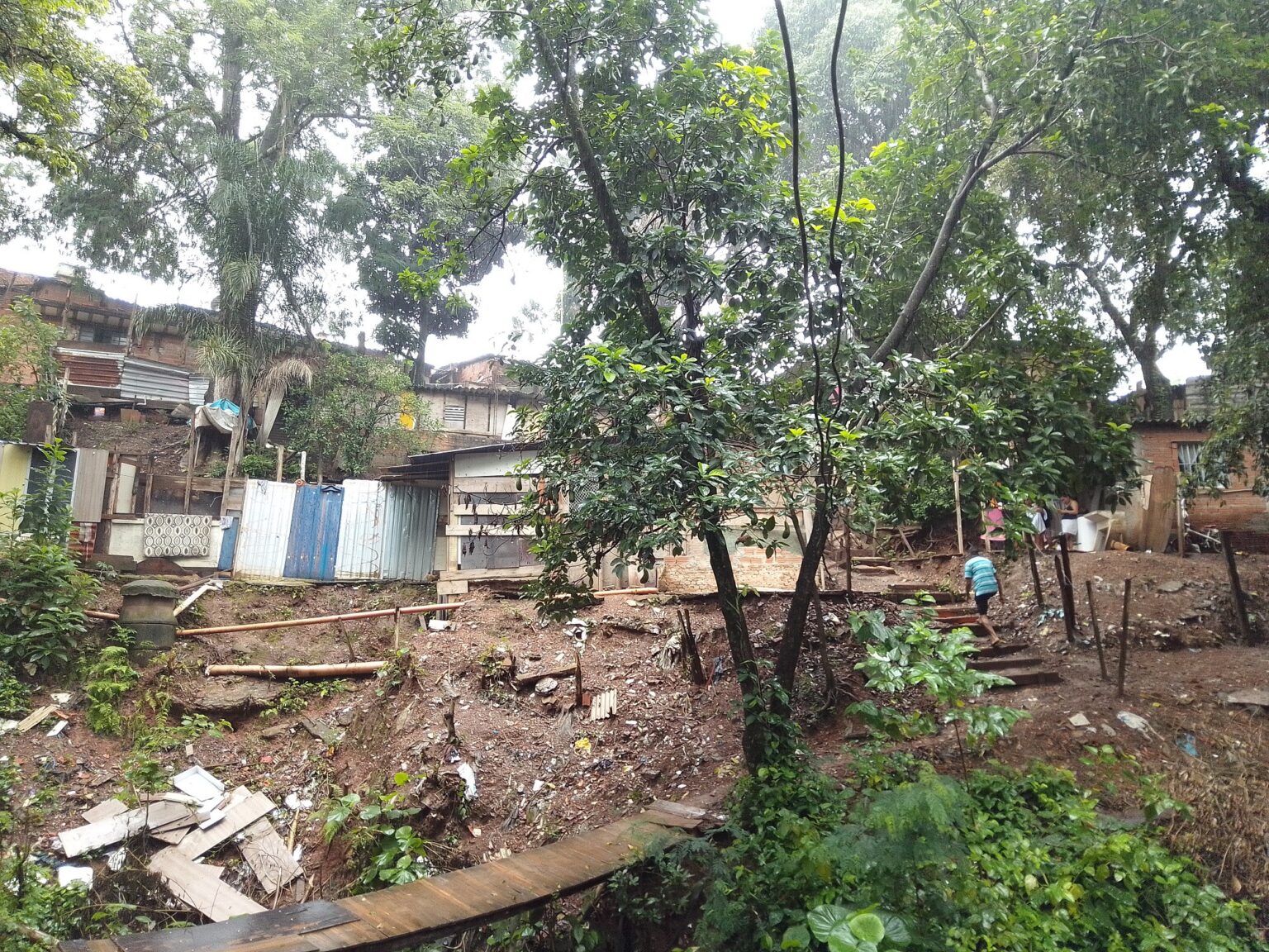 Defesa Civil de Piracicaba notifica famílias na comunidade Pereirinha sobre riscos de deslizamento