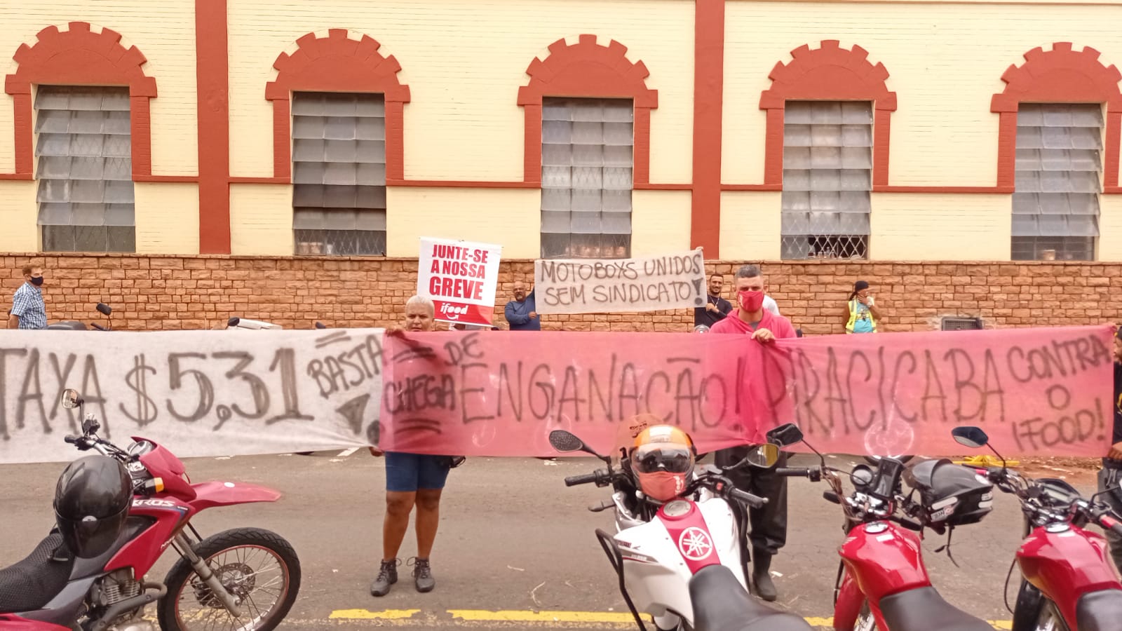 Em protesto, motoboys dizem que iFood paga menos de R$ 3 por entrega em Piracicaba (SP)