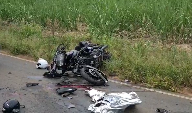 Acidente de moto e caminhão mata motociclista e deixa mulher em estado grave na RMP