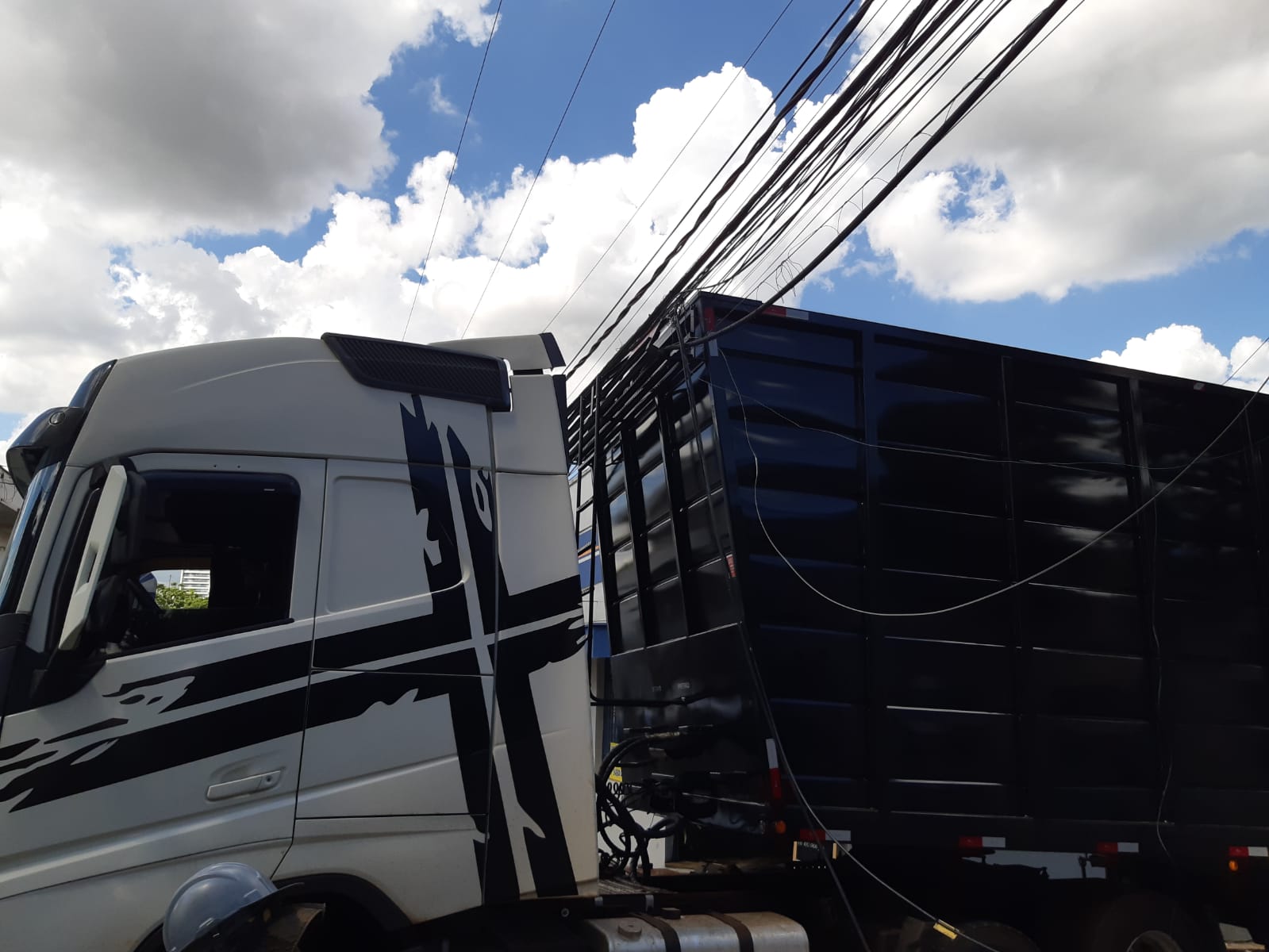 Carreta enrosca em fiação e interdita trecho no Centro de Piracicaba (SP)