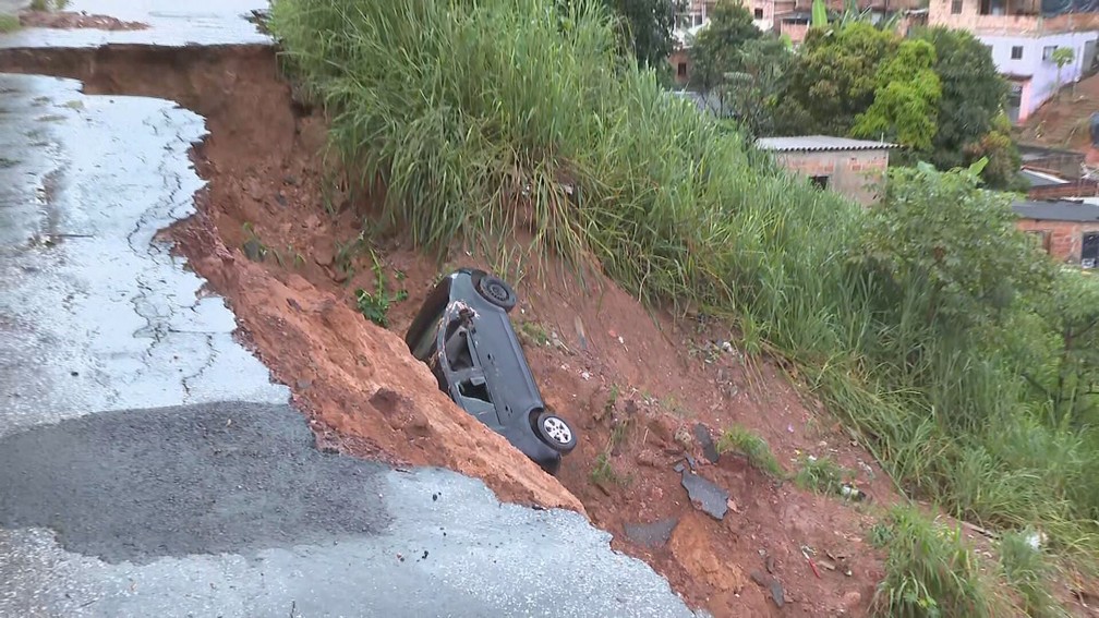 Carro é engolido por cratera de oito metros; bombeiros socorrem motorista