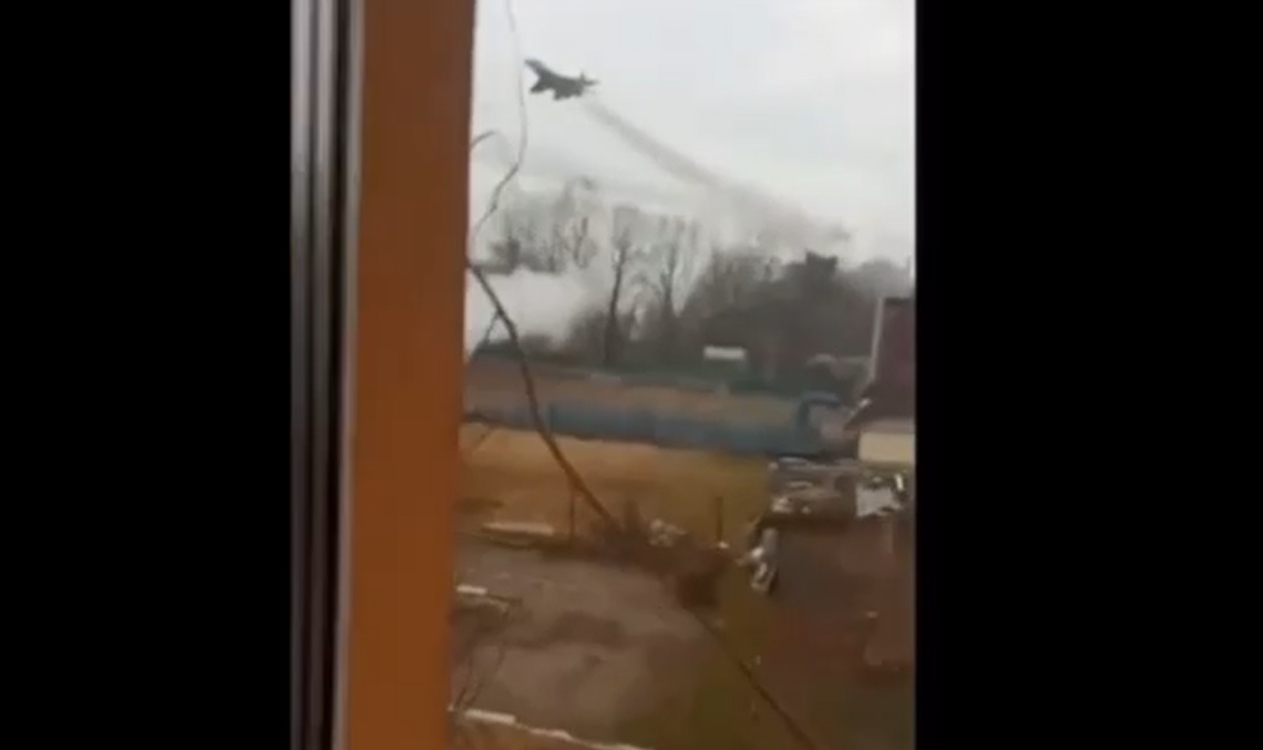 Família se desespera ao ter casa quase atingida por míssil na Ucrânia; veja vídeo