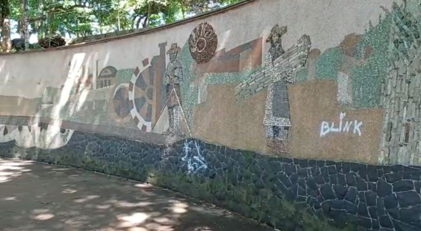 Vândalos picham muro e obra de arte no Parque do Mirante em Piracicaba