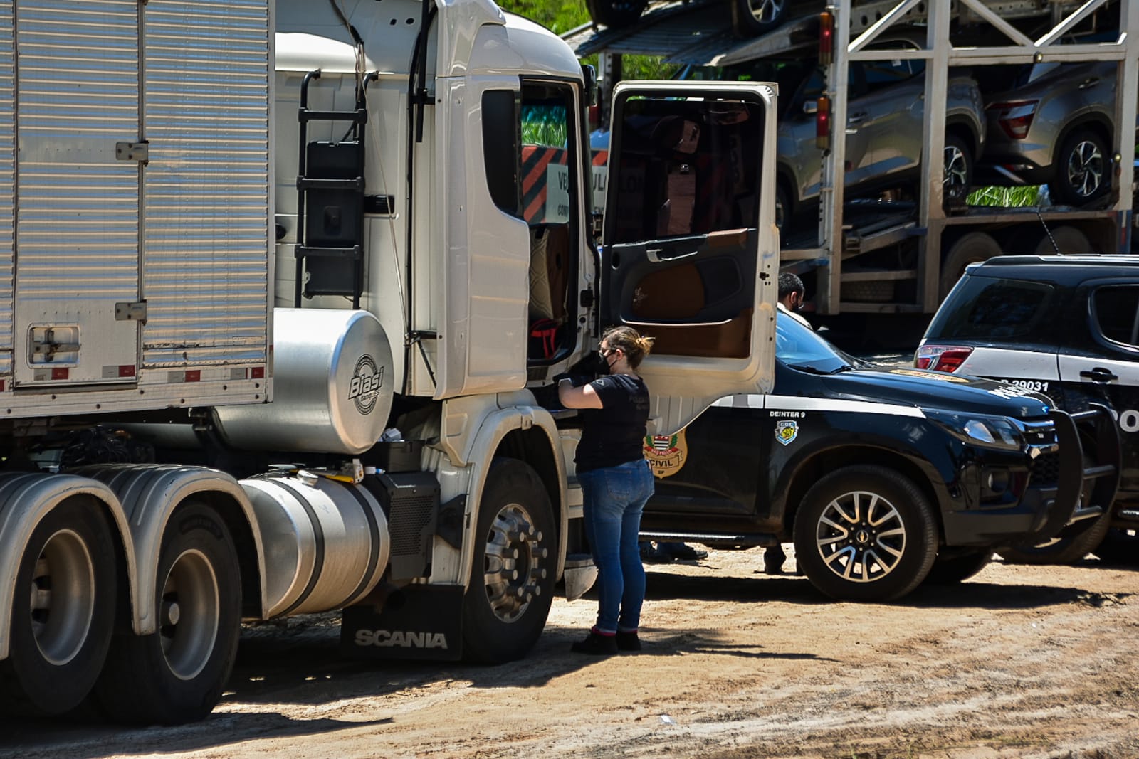 FOTOS | Polícia Civil de Piracicaba encontra caminhoneiro amarrado e amordaçado após roubo de carga