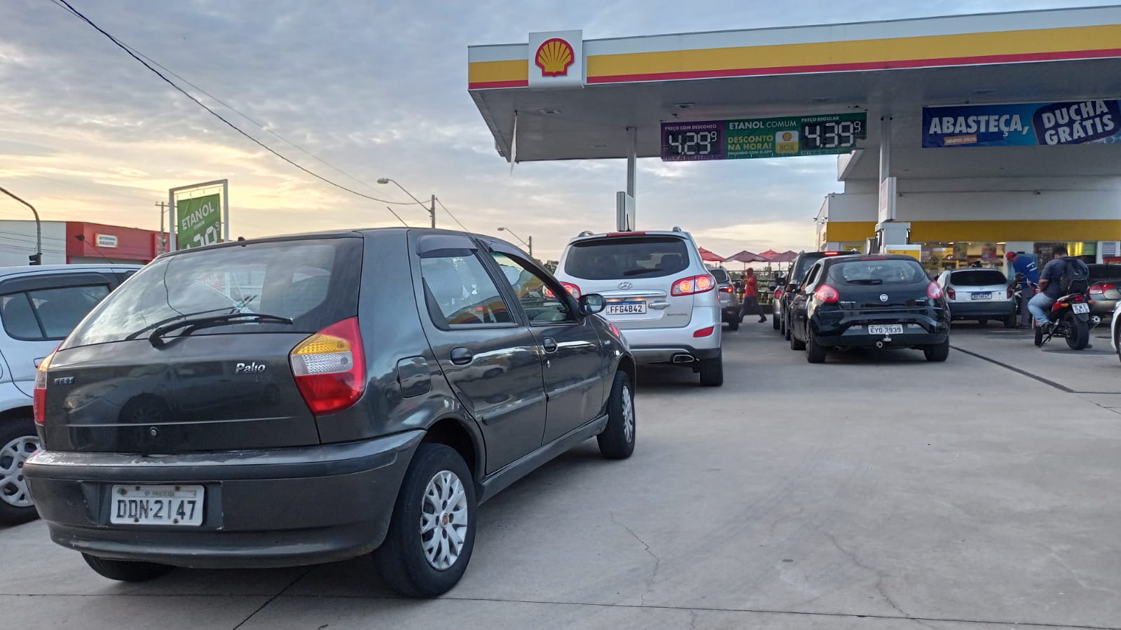 Postos de combustíveis em Piracicaba têm filas no começo da noite (10)