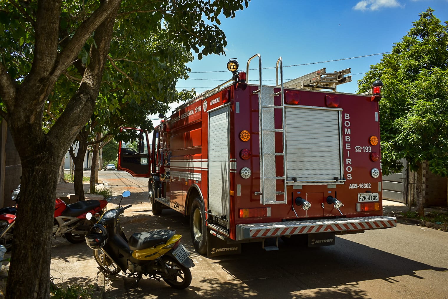 Incêndio em residência mobiliza Corpo de Bombeiros em Piracicaba (SP)