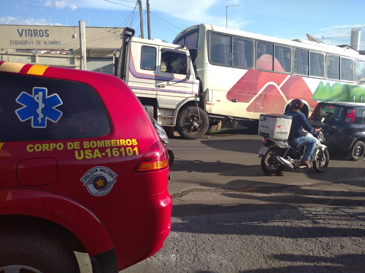 Caminhão colide contra ônibus estacionado em Piracicaba (SP)
