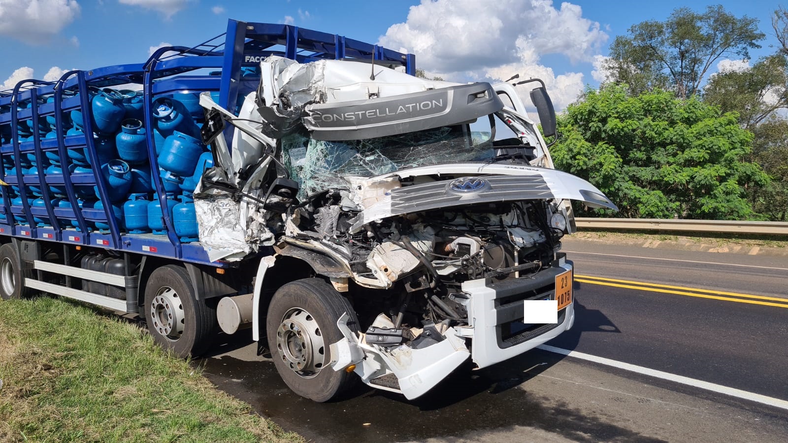 Carreta e caminhão ficam destruídos após colisão em rodovia na região de Piracicaba