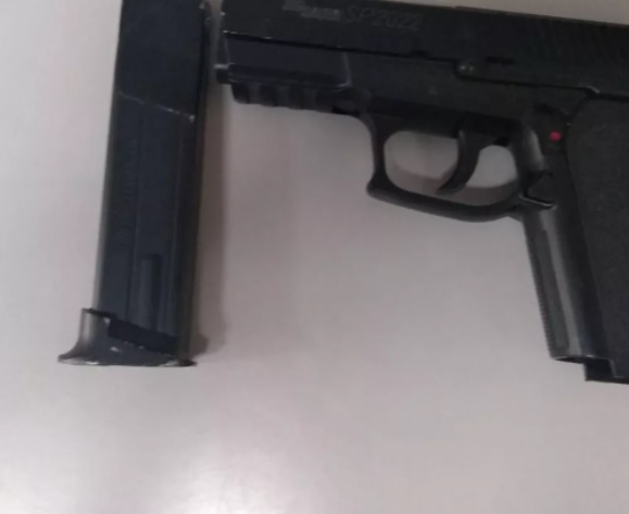 Em Piracicaba, jovem atira no irmão com arma de airsoft após briga por uso de narguilé