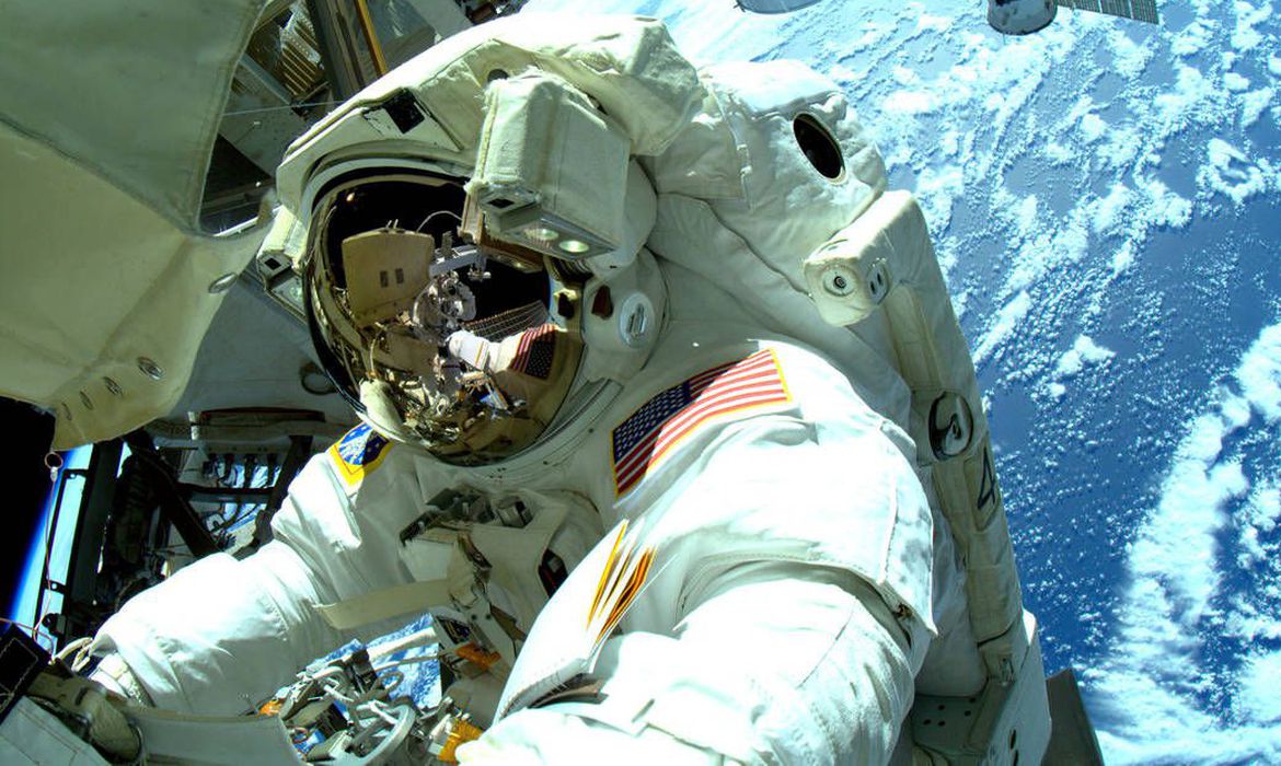 Nasa planta alface no espaço para ajudar na alimentação dos astronautas