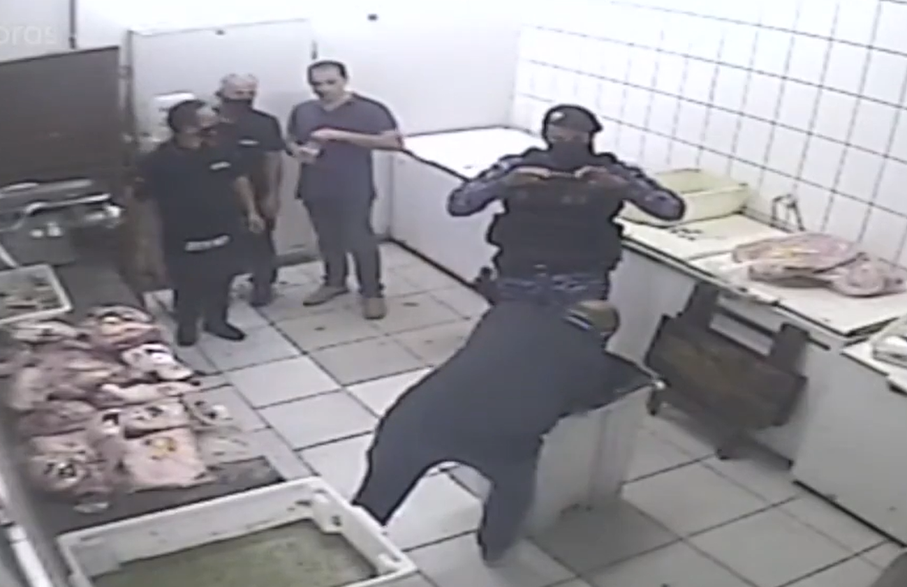 Funcionários de churrascaria são filmados roubando carnes em sacos de lixo