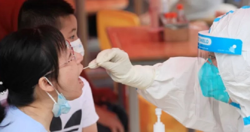 China registra o maior surto de Covid-19 em dois anos e confina quase 30 milhões de pessoas