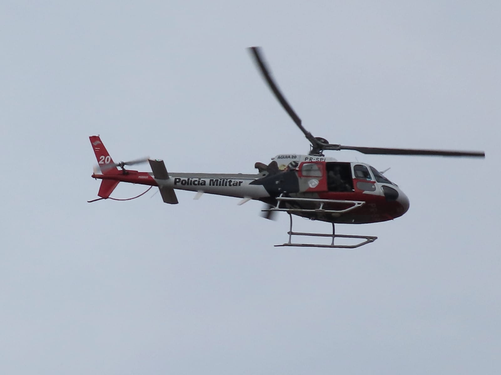 Helicóptero Águia da PM de Piracicaba busca criminosos após roubo de veículo na região