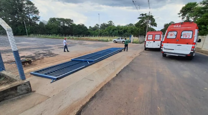 Trabalhador morre esmagado após queda de portão em empresa