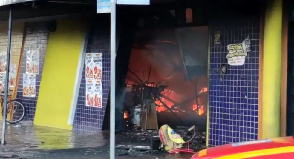 Funcionário morre e quatro ficam feridos após mercado ser destruído por incêndio