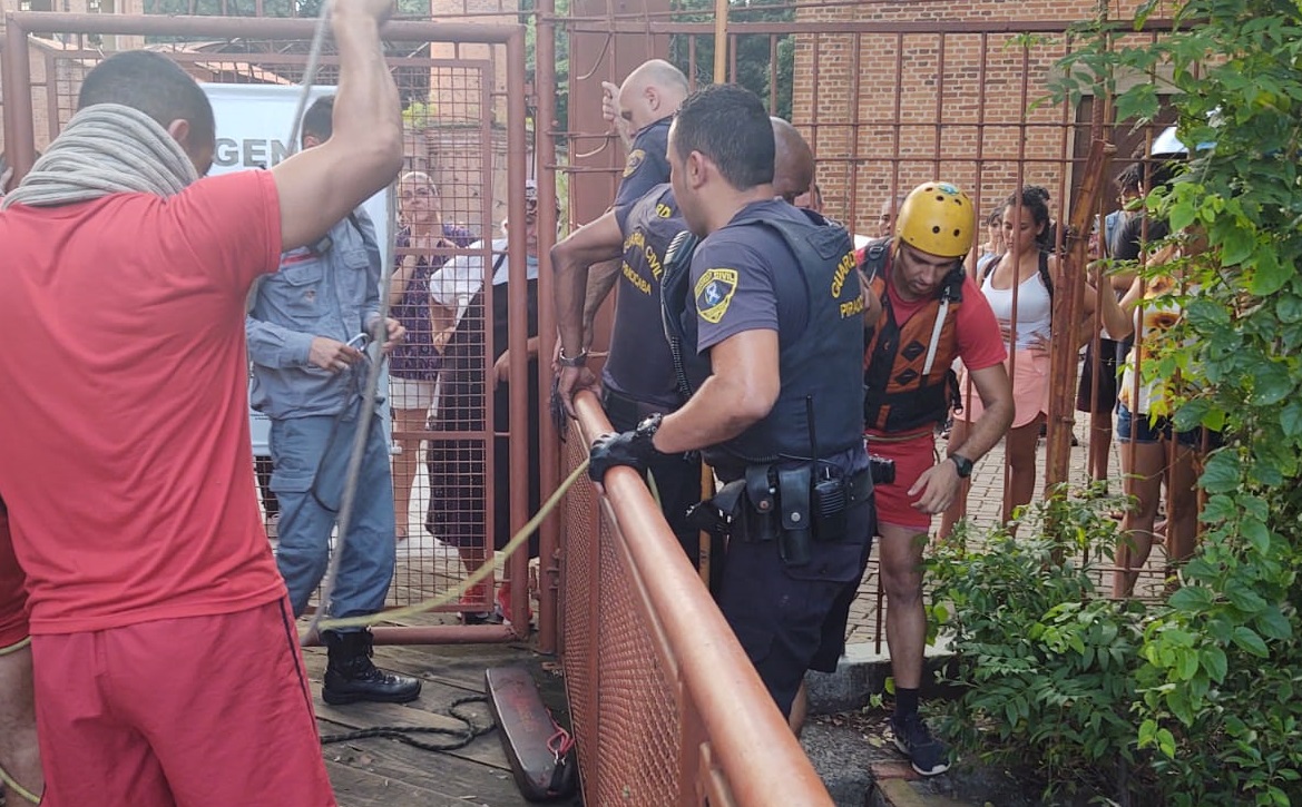Guardas civis resgatam mulher que escorregou e caiu no Rio Piracicaba