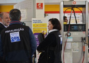 Fiscalização realizada pela Agência Nacional do Petróleo e pelo Procom nos postos de gasolina da região leste da capital.
