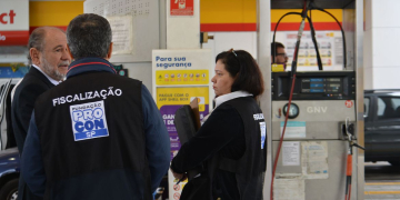 Fiscalização realizada pela Agência Nacional do Petróleo e pelo Procom nos postos de gasolina da região leste da capital.