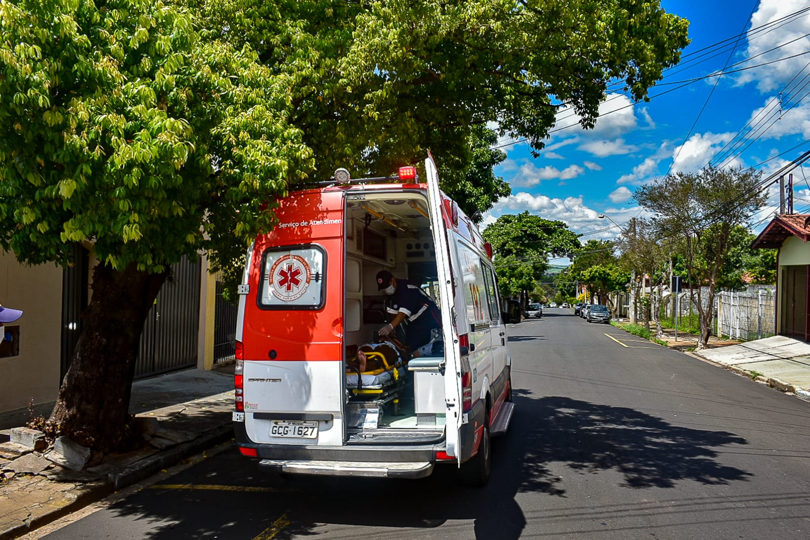 Motociclista avança sinal de pare e atropela mulher em Piracicaba (SP)