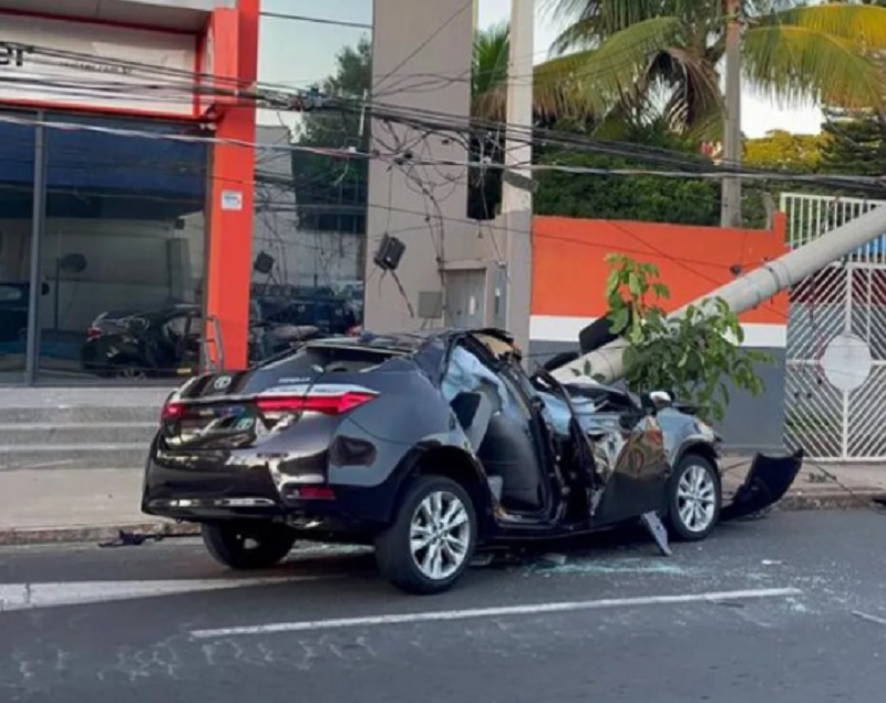 Batida de carro contra poste deixa dois mortos e quatro adolescentes feridas
