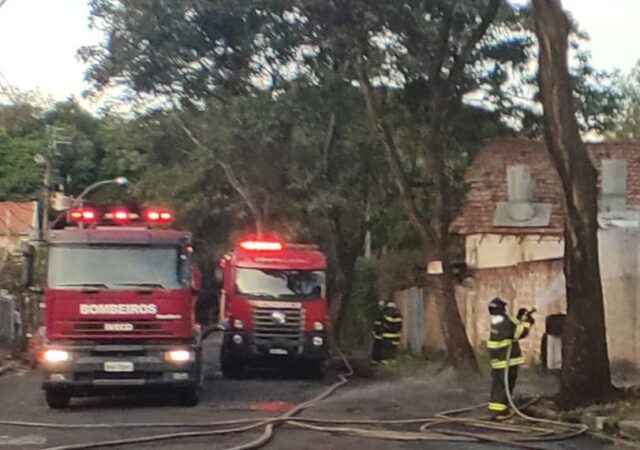 Incêndio mobiliza 20 bombeiros e 10 mil litros de água em Piracicaba (SP)