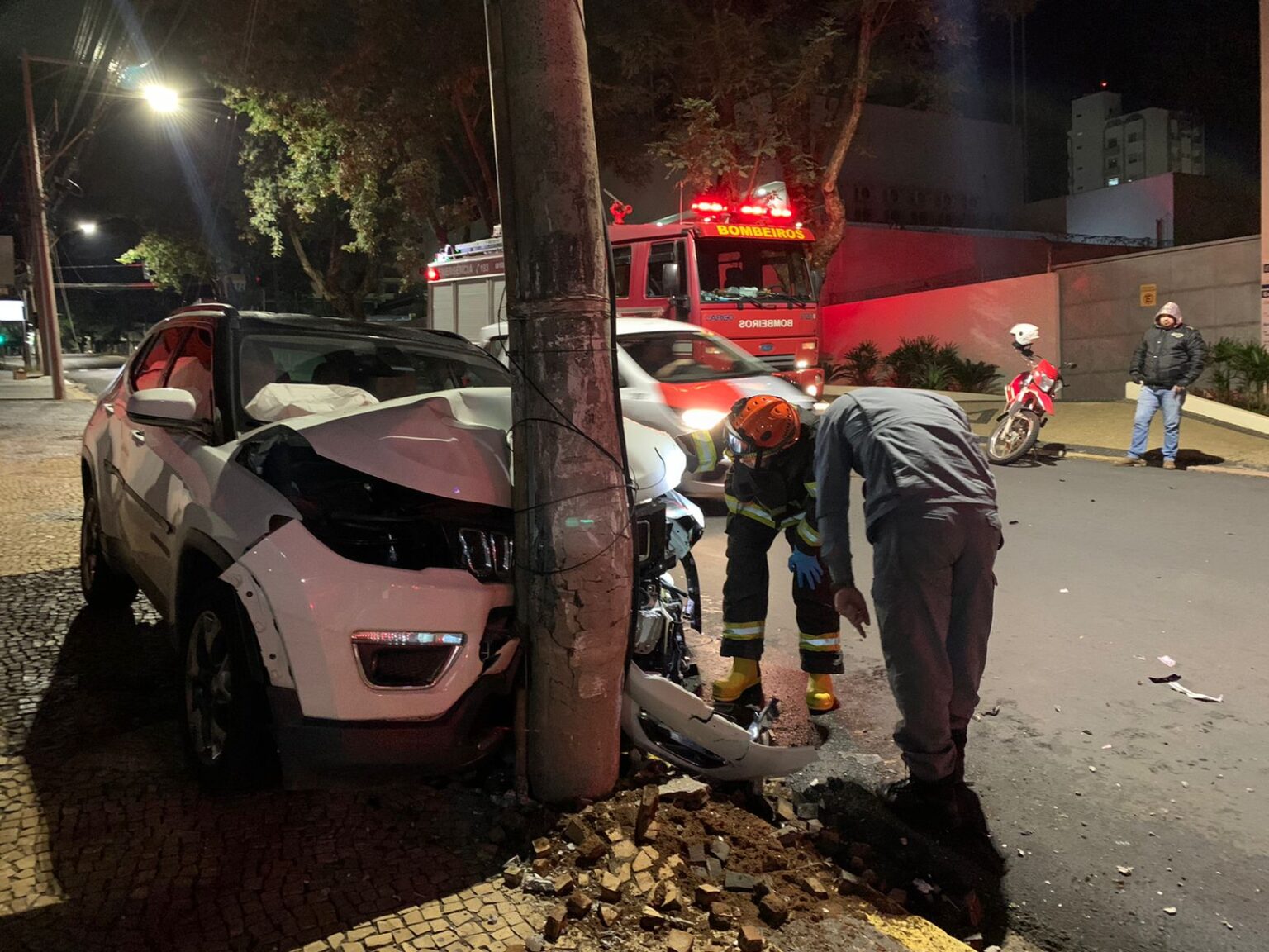 Carro fica destruído após bater em poste nesta madrugada (06); veja fotos