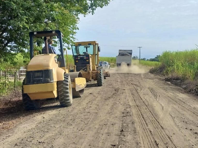 Em Piracicaba, estradas do Limoeiro e Cruz Alta recebem manutenções da Sema