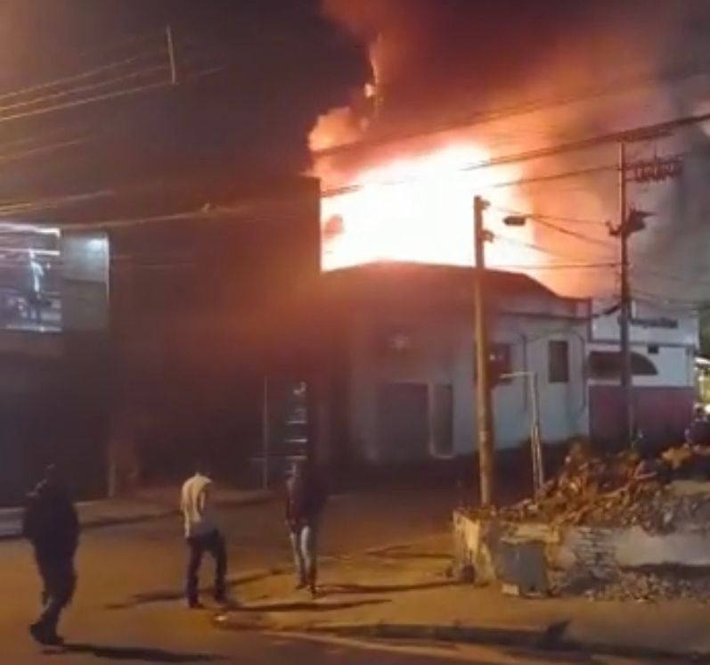 VÍDEO: incêndio de grandes proporções atinge loja e residência em Piracicaba