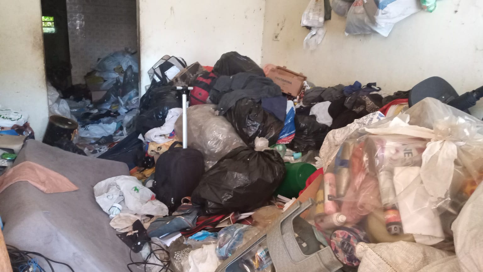 Em Piracicaba, homem é encontrado morto dentro de casa cheia de lixo acumulado