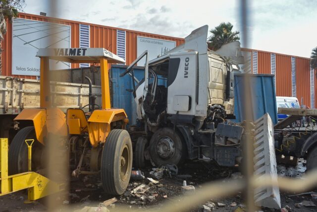 Motorista é socorrido em estado gravíssimo após caminhão invadir empresa de Piracicaba