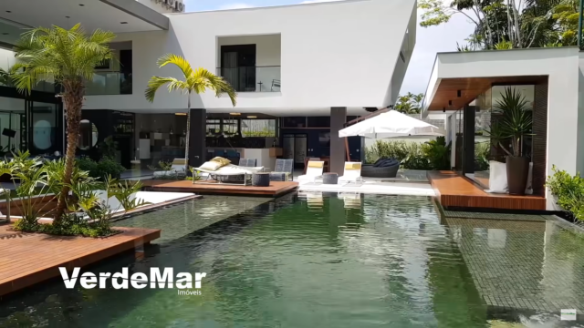 ‘CASINHAS’ | Mansão na praia avaliada em mais de R$ 6 milhões é um mini resort particular