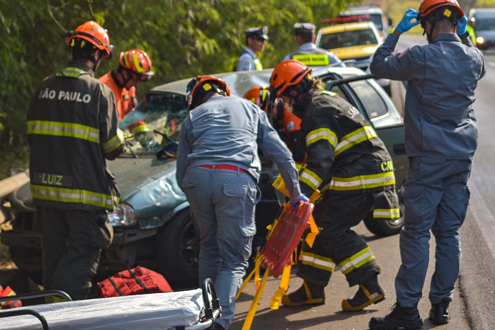 Jovem é socorrido com politraumatismo após capotar carro em rodovia de Piracicaba