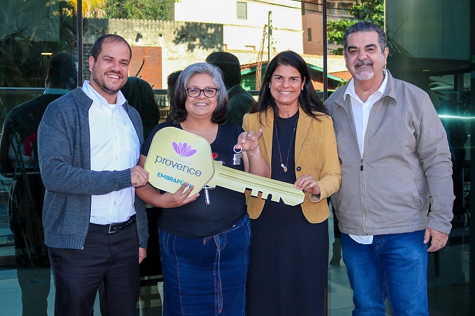 Vencedora da rifa recebe as chaves do apartamento sorteado na Festa das Nações de Piracicaba