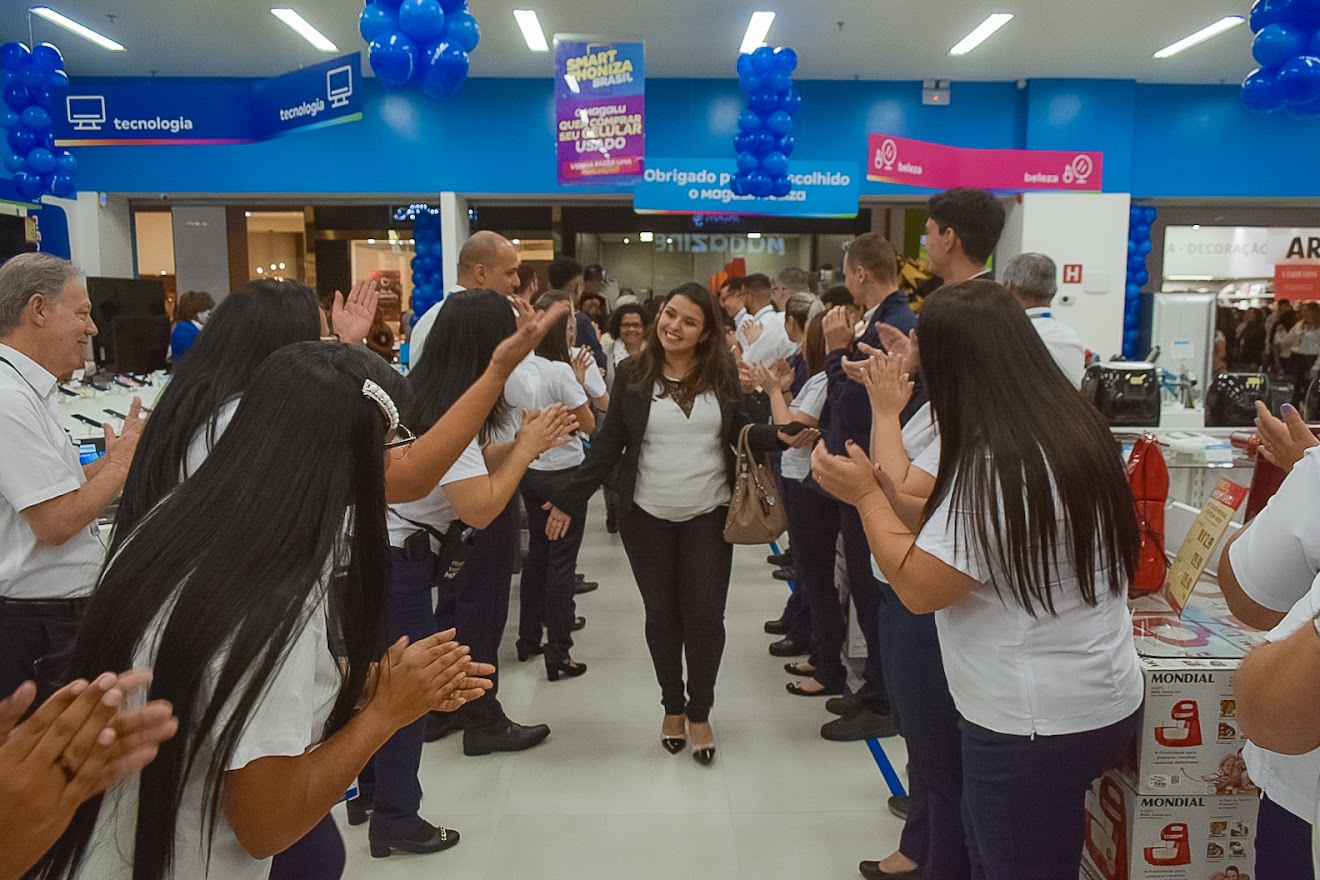 Magalu inaugura terceira loja em Piracicaba com festa e fila na porta; conheça a primeira cliente