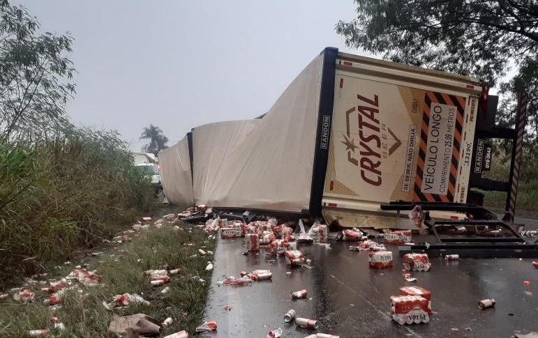 Caminhões de tomate e cerveja causam acidente em Piracicaba (SP)