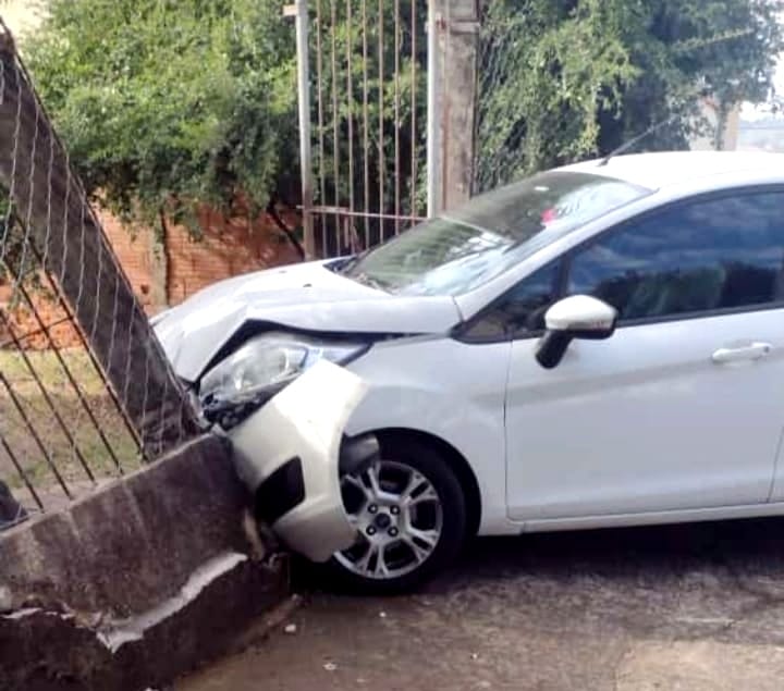 Em Piracicaba, mulher invade calçada com veículo e derruba muro de UBS