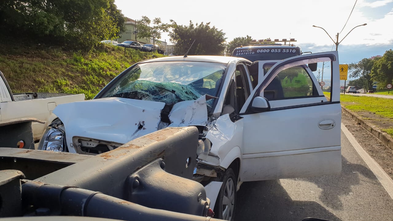 Idosa fica ferida em acidente entre carro e caminhão em rodovia de Piracicaba