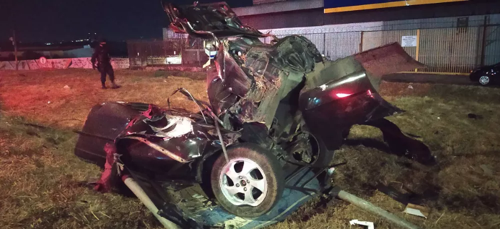 Carro parte ao meio em grave acidente com morte