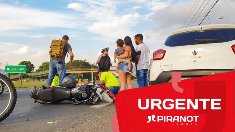 Cantor fica ferido após motocicleta colidir contra lateral de carro em Piracicaba (SP)