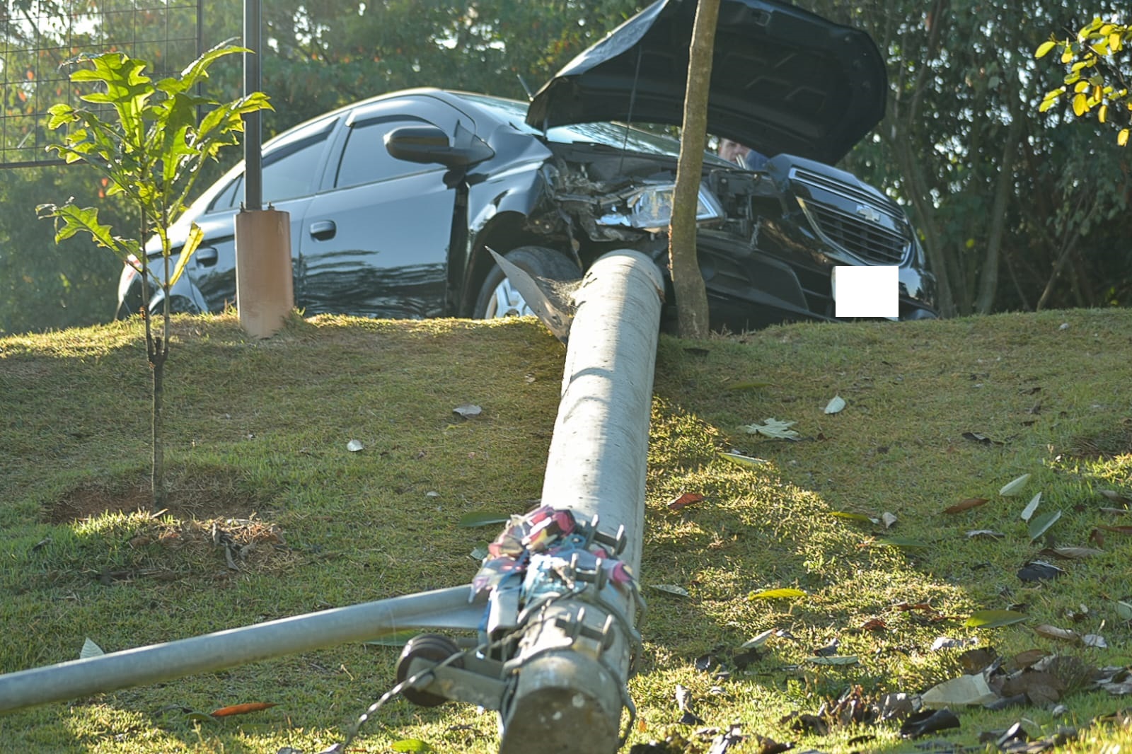 Mulher perde controle da direção, colide veículo e derruba poste em Piracicaba