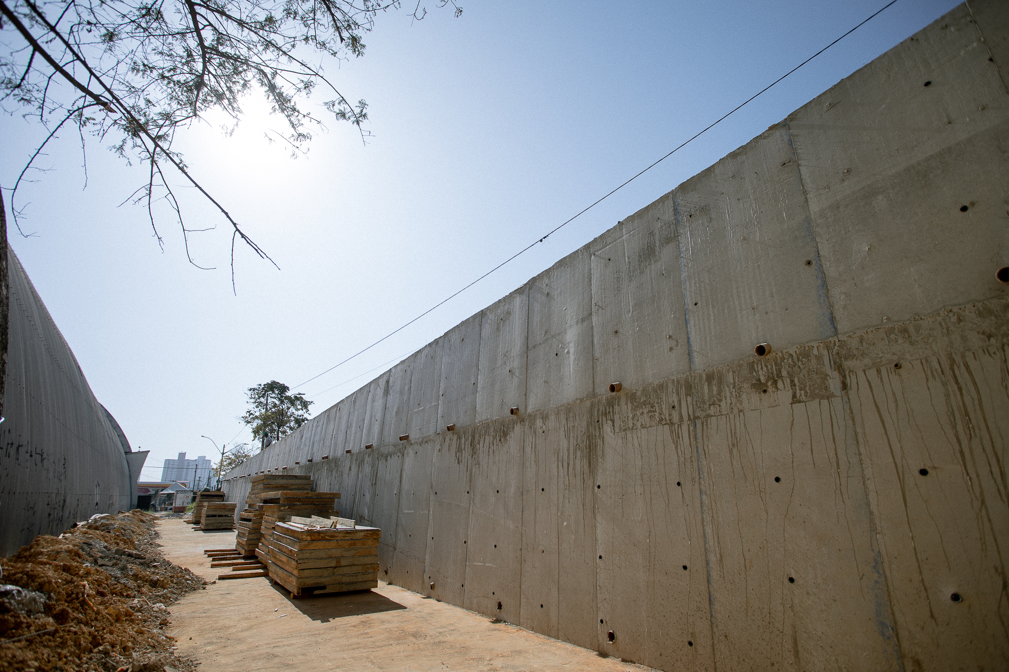 Novo muro de arrimo do Ginásio Municipal Waldemar Blatkauskas é finalizado